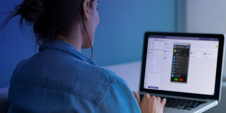 Immagine di ragazza presa di spalle mentre usa la piattaforma MasterVoice sul suo computer portatile